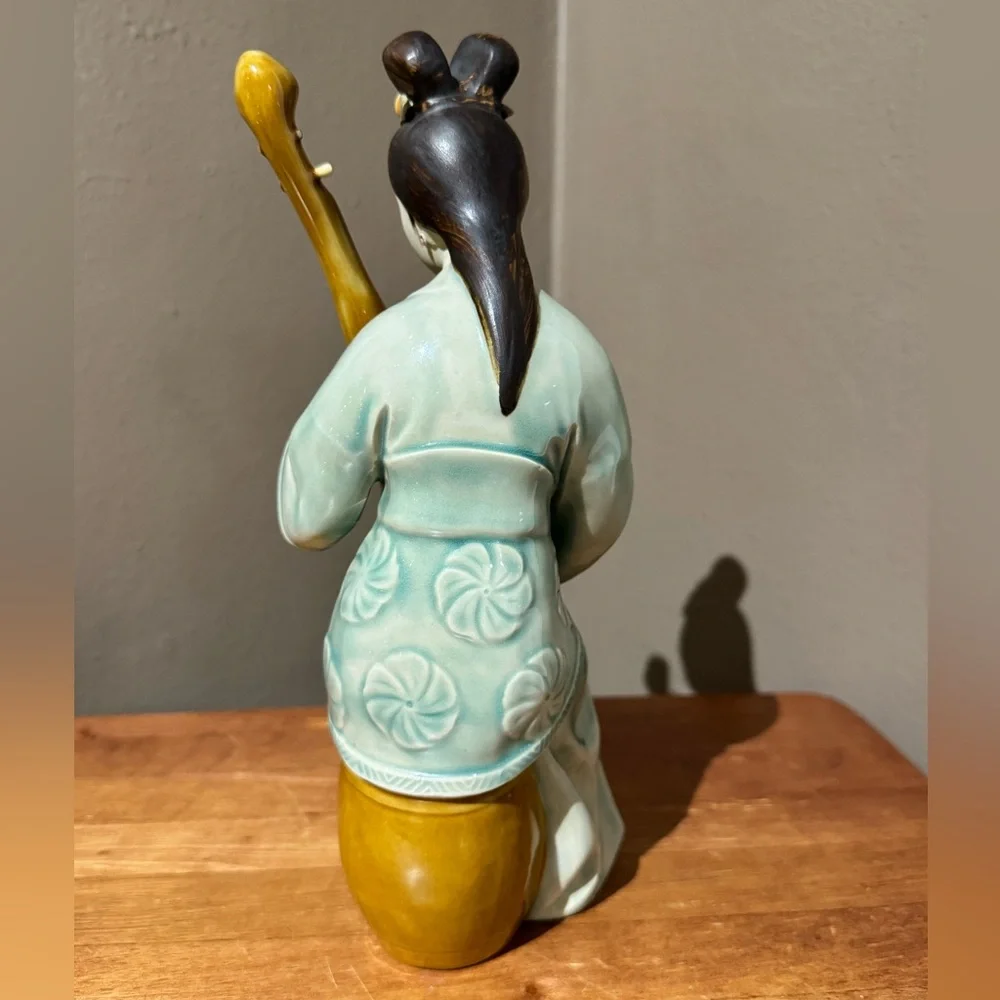 Seated Japanese Geisha Girl Playing the Pipa Hand Painted Porcelain Figurine 🏯